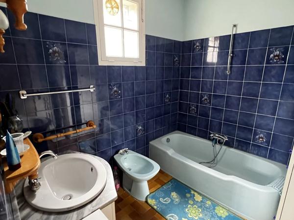 Dans un emplacement paisible, jolie maison avec un grand jardin et garage