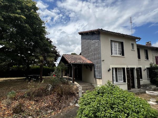 Dans un emplacement paisible, jolie maison avec un grand jardin et garage