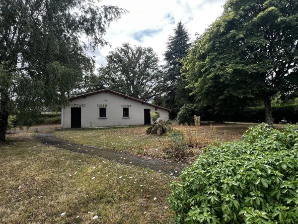 Dans un emplacement paisible, jolie maison avec un grand jardin et garage
