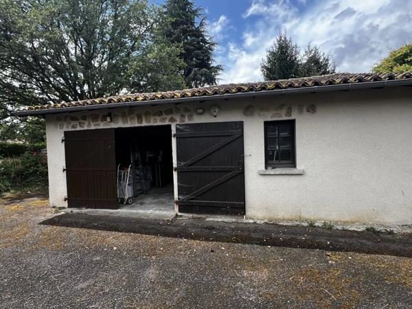 Dans un emplacement paisible, jolie maison avec un grand jardin et garage