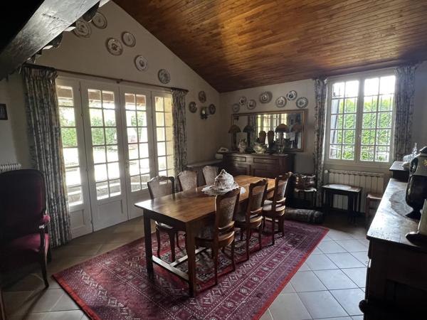Dans un emplacement paisible, jolie maison avec un grand jardin et garage