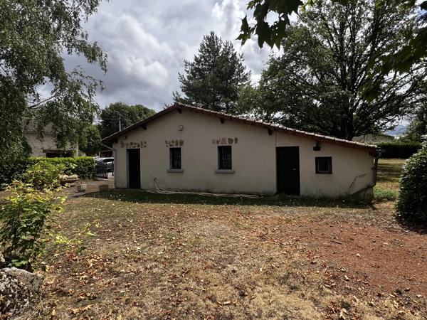 Dans un emplacement paisible, jolie maison avec un grand jardin et garage