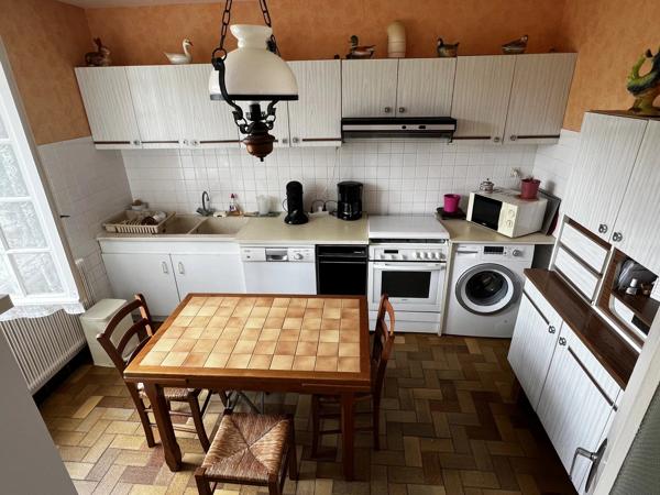 Dans un emplacement paisible, jolie maison avec un grand jardin et garage