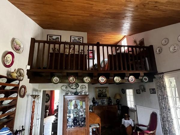 Dans un emplacement paisible, jolie maison avec un grand jardin et garage