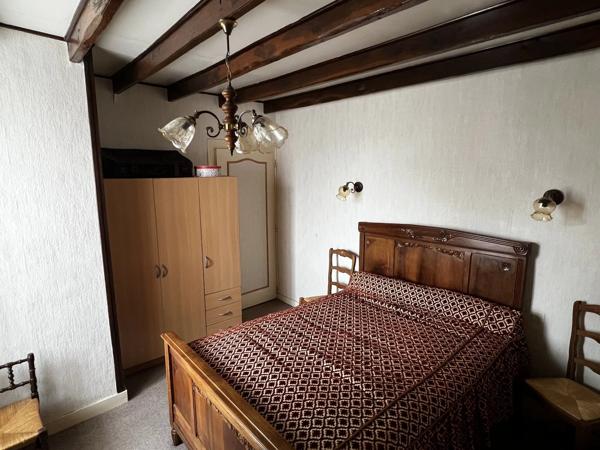 Dans un emplacement paisible, jolie maison avec un grand jardin et garage