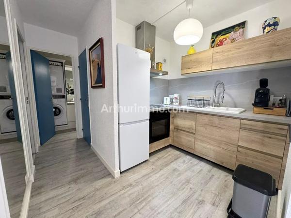 Vente                                                      Appartement
                        
                     3 pièces                      50 m2                     à Sainte-Maxime
