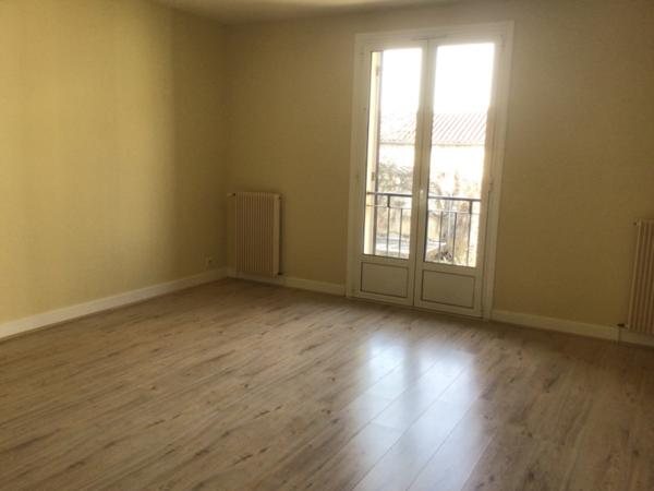 Immeuble de quatre appartements centre Castillonnès.