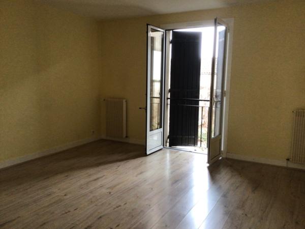 Immeuble de quatre appartements centre Castillonnès.