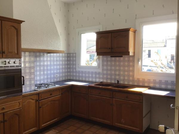 Immeuble de quatre appartements centre Castillonnès.