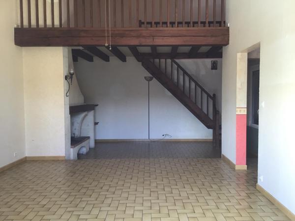 Immeuble de quatre appartements centre Castillonnès.