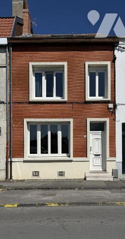 Maison de ville bien entretenue - proche commerces et axes autoroutiers - très beaux volumes