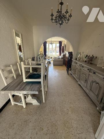 Maison de ville bien entretenue - proche commerces et axes autoroutiers - très beaux volumes