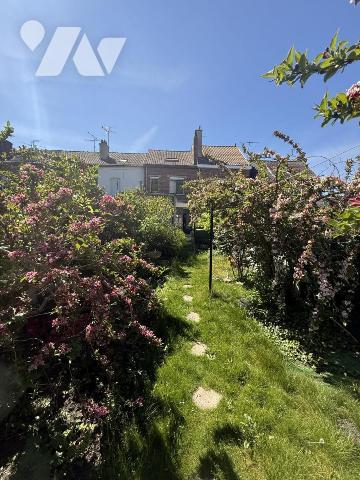 Maison de ville bien entretenue - proche commerces et axes autoroutiers - très beaux volumes