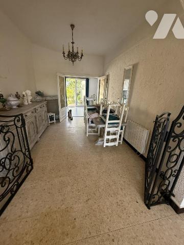 Maison de ville bien entretenue - proche commerces et axes autoroutiers - très beaux volumes