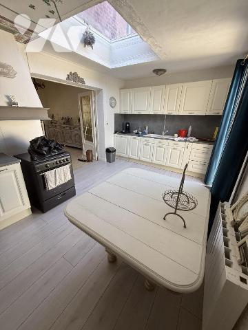 Maison de ville bien entretenue - proche commerces et axes autoroutiers - très beaux volumes
