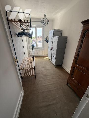 Maison de ville bien entretenue - proche commerces et axes autoroutiers - très beaux volumes