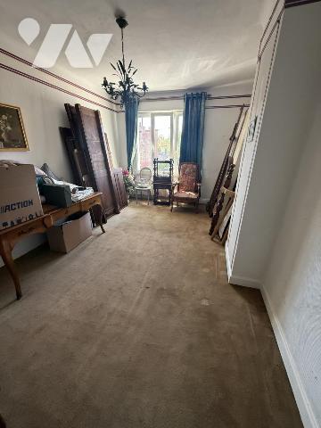 Maison de ville bien entretenue - proche commerces et axes autoroutiers - très beaux volumes