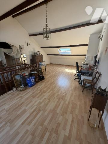 Maison de ville bien entretenue - proche commerces et axes autoroutiers - très beaux volumes