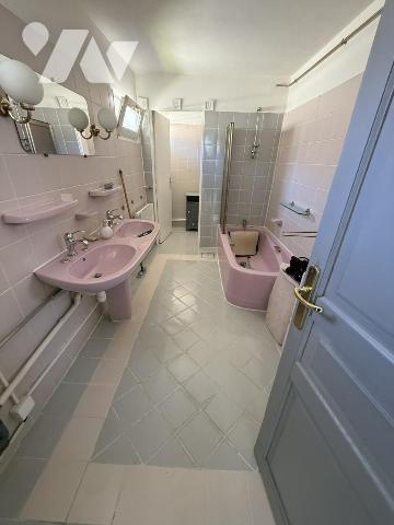 Maison de ville bien entretenue - proche commerces et axes autoroutiers - très beaux volumes