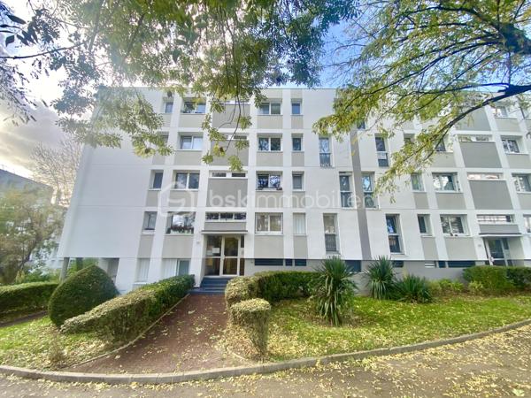 Commune de Crosne, l'appartement est situé au 3ème et dernier étage d'une résidence recherchée, au calme, vous êtes également à 5' des petits commerces et des écoles et à 10' du RER.
Vous disposez de 2 chambres, avec possibilité d'une 3ème chambre.
Cet appartement saura vous séduire par la qualité et le charme de la copropriété et par ses décorations et aménagements récents.

La copropriété a réalisé les travaux d'isolation extérieure, tout en apportant une décoration moderne dans un environnement verdoyant. 
On entre dans dans le bâtiment par une entrée sécurisée.
L'entrée de l'appartement a été aménagée avec rangement. La cuisine lumineuse et indépendante est équipée et aménagée avec goût et qualité. Le cellier indépendant complète l'ensemble.
Le grand séjour-salle à manger de 35 m² est parfaitement ensoleillé, avec l'exposition Sud et Ouest.
L'espace nuit s'organise avec 2 chambres de 13 et 9 m², une salle d'eau magnifiquement décorée, un WC indépendant, et un dressing !
Le bien est complété par une cave individuelle, 1 place de parking extérieure et des locaux collectifs pour motos et vélos. 

Tous les matériaux utilisés sont de belle qualité, assurant une isolation et un confort optimal. La décoration des sols, murs et mobiliers est également en harmonie, rehaussant le charme de chaque pièce.

Les +++ : une copropriété qualitative et c'est visible !, un ravalement avec isolation extérieure récent et clair, des espaces verts à partager sur de grandes surfaces, 1 immeuble sécurisé avec interphone, des parties communes qualitatives et bien entretenues, 1 VMC individuelle neuve, du double vitrage de qualité, un chauffage au sol très agréable, une luminosité remarquable toute la journée, le salon-salle à manger de 35 m² transformable en salon et 3ème chambre, et un DPE de classe D. 
L'accès est simple à toutes les commodités : 2' pour l'école maternelle et la crèche, 5' pour les petits commerces, et 10' en bus à destination de la gare de Villeneuve Saint Georges.

Ne tardez pas à visiter ce petit bijou ! Bien exceptionnel sur le marché !