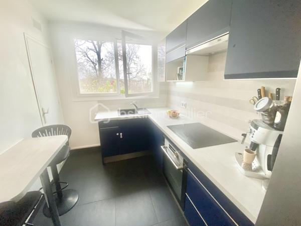 Commune de Crosne, l'appartement est situé au 3ème et dernier étage d'une résidence recherchée, au calme, vous êtes également à 5' des petits commerces et des écoles et à 10' du RER.
Vous disposez de 2 chambres, avec possibilité d'une 3ème chambre.
Cet appartement saura vous séduire par la qualité et le charme de la copropriété et par ses décorations et aménagements récents.

La copropriété a réalisé les travaux d'isolation extérieure, tout en apportant une décoration moderne dans un environnement verdoyant. 
On entre dans dans le bâtiment par une entrée sécurisée.
L'entrée de l'appartement a été aménagée avec rangement. La cuisine lumineuse et indépendante est équipée et aménagée avec goût et qualité. Le cellier indépendant complète l'ensemble.
Le grand séjour-salle à manger de 35 m² est parfaitement ensoleillé, avec l'exposition Sud et Ouest.
L'espace nuit s'organise avec 2 chambres de 13 et 9 m², une salle d'eau magnifiquement décorée, un WC indépendant, et un dressing !
Le bien est complété par une cave individuelle, 1 place de parking extérieure et des locaux collectifs pour motos et vélos. 

Tous les matériaux utilisés sont de belle qualité, assurant une isolation et un confort optimal. La décoration des sols, murs et mobiliers est également en harmonie, rehaussant le charme de chaque pièce.

Les +++ : une copropriété qualitative et c'est visible !, un ravalement avec isolation extérieure récent et clair, des espaces verts à partager sur de grandes surfaces, 1 immeuble sécurisé avec interphone, des parties communes qualitatives et bien entretenues, 1 VMC individuelle neuve, du double vitrage de qualité, un chauffage au sol très agréable, une luminosité remarquable toute la journée, le salon-salle à manger de 35 m² transformable en salon et 3ème chambre, et un DPE de classe D. 
L'accès est simple à toutes les commodités : 2' pour l'école maternelle et la crèche, 5' pour les petits commerces, et 10' en bus à destination de la gare de Villeneuve Saint Georges.

Ne tardez pas à visiter ce petit bijou ! Bien exceptionnel sur le marché !