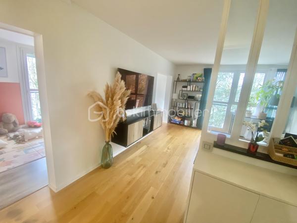 Commune de Crosne, l'appartement est situé au 3ème et dernier étage d'une résidence recherchée, au calme, vous êtes également à 5' des petits commerces et des écoles et à 10' du RER.
Vous disposez de 2 chambres, avec possibilité d'une 3ème chambre.
Cet appartement saura vous séduire par la qualité et le charme de la copropriété et par ses décorations et aménagements récents.

La copropriété a réalisé les travaux d'isolation extérieure, tout en apportant une décoration moderne dans un environnement verdoyant. 
On entre dans dans le bâtiment par une entrée sécurisée.
L'entrée de l'appartement a été aménagée avec rangement. La cuisine lumineuse et indépendante est équipée et aménagée avec goût et qualité. Le cellier indépendant complète l'ensemble.
Le grand séjour-salle à manger de 35 m² est parfaitement ensoleillé, avec l'exposition Sud et Ouest.
L'espace nuit s'organise avec 2 chambres de 13 et 9 m², une salle d'eau magnifiquement décorée, un WC indépendant, et un dressing !
Le bien est complété par une cave individuelle, 1 place de parking extérieure et des locaux collectifs pour motos et vélos. 

Tous les matériaux utilisés sont de belle qualité, assurant une isolation et un confort optimal. La décoration des sols, murs et mobiliers est également en harmonie, rehaussant le charme de chaque pièce.

Les +++ : une copropriété qualitative et c'est visible !, un ravalement avec isolation extérieure récent et clair, des espaces verts à partager sur de grandes surfaces, 1 immeuble sécurisé avec interphone, des parties communes qualitatives et bien entretenues, 1 VMC individuelle neuve, du double vitrage de qualité, un chauffage au sol très agréable, une luminosité remarquable toute la journée, le salon-salle à manger de 35 m² transformable en salon et 3ème chambre, et un DPE de classe D. 
L'accès est simple à toutes les commodités : 2' pour l'école maternelle et la crèche, 5' pour les petits commerces, et 10' en bus à destination de la gare de Villeneuve Saint Georges.

Ne tardez pas à visiter ce petit bijou ! Bien exceptionnel sur le marché !