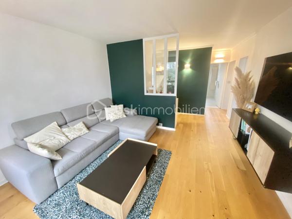 Commune de Crosne, l'appartement est situé au 3ème et dernier étage d'une résidence recherchée, au calme, vous êtes également à 5' des petits commerces et des écoles et à 10' du RER.
Vous disposez de 2 chambres, avec possibilité d'une 3ème chambre.
Cet appartement saura vous séduire par la qualité et le charme de la copropriété et par ses décorations et aménagements récents.

La copropriété a réalisé les travaux d'isolation extérieure, tout en apportant une décoration moderne dans un environnement verdoyant. 
On entre dans dans le bâtiment par une entrée sécurisée.
L'entrée de l'appartement a été aménagée avec rangement. La cuisine lumineuse et indépendante est équipée et aménagée avec goût et qualité. Le cellier indépendant complète l'ensemble.
Le grand séjour-salle à manger de 35 m² est parfaitement ensoleillé, avec l'exposition Sud et Ouest.
L'espace nuit s'organise avec 2 chambres de 13 et 9 m², une salle d'eau magnifiquement décorée, un WC indépendant, et un dressing !
Le bien est complété par une cave individuelle, 1 place de parking extérieure et des locaux collectifs pour motos et vélos. 

Tous les matériaux utilisés sont de belle qualité, assurant une isolation et un confort optimal. La décoration des sols, murs et mobiliers est également en harmonie, rehaussant le charme de chaque pièce.

Les +++ : une copropriété qualitative et c'est visible !, un ravalement avec isolation extérieure récent et clair, des espaces verts à partager sur de grandes surfaces, 1 immeuble sécurisé avec interphone, des parties communes qualitatives et bien entretenues, 1 VMC individuelle neuve, du double vitrage de qualité, un chauffage au sol très agréable, une luminosité remarquable toute la journée, le salon-salle à manger de 35 m² transformable en salon et 3ème chambre, et un DPE de classe D. 
L'accès est simple à toutes les commodités : 2' pour l'école maternelle et la crèche, 5' pour les petits commerces, et 10' en bus à destination de la gare de Villeneuve Saint Georges.

Ne tardez pas à visiter ce petit bijou ! Bien exceptionnel sur le marché !