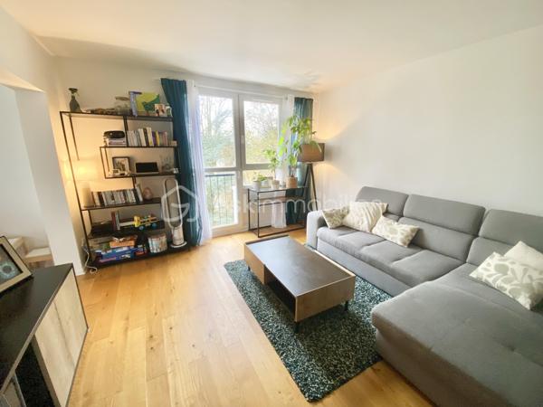 Commune de Crosne, l'appartement est situé au 3ème et dernier étage d'une résidence recherchée, au calme, vous êtes également à 5' des petits commerces et des écoles et à 10' du RER.
Vous disposez de 2 chambres, avec possibilité d'une 3ème chambre.
Cet appartement saura vous séduire par la qualité et le charme de la copropriété et par ses décorations et aménagements récents.

La copropriété a réalisé les travaux d'isolation extérieure, tout en apportant une décoration moderne dans un environnement verdoyant. 
On entre dans dans le bâtiment par une entrée sécurisée.
L'entrée de l'appartement a été aménagée avec rangement. La cuisine lumineuse et indépendante est équipée et aménagée avec goût et qualité. Le cellier indépendant complète l'ensemble.
Le grand séjour-salle à manger de 35 m² est parfaitement ensoleillé, avec l'exposition Sud et Ouest.
L'espace nuit s'organise avec 2 chambres de 13 et 9 m², une salle d'eau magnifiquement décorée, un WC indépendant, et un dressing !
Le bien est complété par une cave individuelle, 1 place de parking extérieure et des locaux collectifs pour motos et vélos. 

Tous les matériaux utilisés sont de belle qualité, assurant une isolation et un confort optimal. La décoration des sols, murs et mobiliers est également en harmonie, rehaussant le charme de chaque pièce.

Les +++ : une copropriété qualitative et c'est visible !, un ravalement avec isolation extérieure récent et clair, des espaces verts à partager sur de grandes surfaces, 1 immeuble sécurisé avec interphone, des parties communes qualitatives et bien entretenues, 1 VMC individuelle neuve, du double vitrage de qualité, un chauffage au sol très agréable, une luminosité remarquable toute la journée, le salon-salle à manger de 35 m² transformable en salon et 3ème chambre, et un DPE de classe D. 
L'accès est simple à toutes les commodités : 2' pour l'école maternelle et la crèche, 5' pour les petits commerces, et 10' en bus à destination de la gare de Villeneuve Saint Georges.

Ne tardez pas à visiter ce petit bijou ! Bien exceptionnel sur le marché !