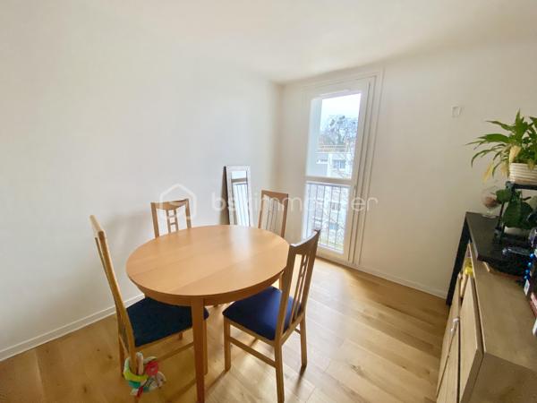 Commune de Crosne, l'appartement est situé au 3ème et dernier étage d'une résidence recherchée, au calme, vous êtes également à 5' des petits commerces et des écoles et à 10' du RER.
Vous disposez de 2 chambres, avec possibilité d'une 3ème chambre.
Cet appartement saura vous séduire par la qualité et le charme de la copropriété et par ses décorations et aménagements récents.

La copropriété a réalisé les travaux d'isolation extérieure, tout en apportant une décoration moderne dans un environnement verdoyant. 
On entre dans dans le bâtiment par une entrée sécurisée.
L'entrée de l'appartement a été aménagée avec rangement. La cuisine lumineuse et indépendante est équipée et aménagée avec goût et qualité. Le cellier indépendant complète l'ensemble.
Le grand séjour-salle à manger de 35 m² est parfaitement ensoleillé, avec l'exposition Sud et Ouest.
L'espace nuit s'organise avec 2 chambres de 13 et 9 m², une salle d'eau magnifiquement décorée, un WC indépendant, et un dressing !
Le bien est complété par une cave individuelle, 1 place de parking extérieure et des locaux collectifs pour motos et vélos. 

Tous les matériaux utilisés sont de belle qualité, assurant une isolation et un confort optimal. La décoration des sols, murs et mobiliers est également en harmonie, rehaussant le charme de chaque pièce.

Les +++ : une copropriété qualitative et c'est visible !, un ravalement avec isolation extérieure récent et clair, des espaces verts à partager sur de grandes surfaces, 1 immeuble sécurisé avec interphone, des parties communes qualitatives et bien entretenues, 1 VMC individuelle neuve, du double vitrage de qualité, un chauffage au sol très agréable, une luminosité remarquable toute la journée, le salon-salle à manger de 35 m² transformable en salon et 3ème chambre, et un DPE de classe D. 
L'accès est simple à toutes les commodités : 2' pour l'école maternelle et la crèche, 5' pour les petits commerces, et 10' en bus à destination de la gare de Villeneuve Saint Georges.

Ne tardez pas à visiter ce petit bijou ! Bien exceptionnel sur le marché !