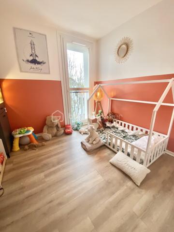Commune de Crosne, l'appartement est situé au 3ème et dernier étage d'une résidence recherchée, au calme, vous êtes également à 5' des petits commerces et des écoles et à 10' du RER.
Vous disposez de 2 chambres, avec possibilité d'une 3ème chambre.
Cet appartement saura vous séduire par la qualité et le charme de la copropriété et par ses décorations et aménagements récents.

La copropriété a réalisé les travaux d'isolation extérieure, tout en apportant une décoration moderne dans un environnement verdoyant. 
On entre dans dans le bâtiment par une entrée sécurisée.
L'entrée de l'appartement a été aménagée avec rangement. La cuisine lumineuse et indépendante est équipée et aménagée avec goût et qualité. Le cellier indépendant complète l'ensemble.
Le grand séjour-salle à manger de 35 m² est parfaitement ensoleillé, avec l'exposition Sud et Ouest.
L'espace nuit s'organise avec 2 chambres de 13 et 9 m², une salle d'eau magnifiquement décorée, un WC indépendant, et un dressing !
Le bien est complété par une cave individuelle, 1 place de parking extérieure et des locaux collectifs pour motos et vélos. 

Tous les matériaux utilisés sont de belle qualité, assurant une isolation et un confort optimal. La décoration des sols, murs et mobiliers est également en harmonie, rehaussant le charme de chaque pièce.

Les +++ : une copropriété qualitative et c'est visible !, un ravalement avec isolation extérieure récent et clair, des espaces verts à partager sur de grandes surfaces, 1 immeuble sécurisé avec interphone, des parties communes qualitatives et bien entretenues, 1 VMC individuelle neuve, du double vitrage de qualité, un chauffage au sol très agréable, une luminosité remarquable toute la journée, le salon-salle à manger de 35 m² transformable en salon et 3ème chambre, et un DPE de classe D. 
L'accès est simple à toutes les commodités : 2' pour l'école maternelle et la crèche, 5' pour les petits commerces, et 10' en bus à destination de la gare de Villeneuve Saint Georges.

Ne tardez pas à visiter ce petit bijou ! Bien exceptionnel sur le marché !