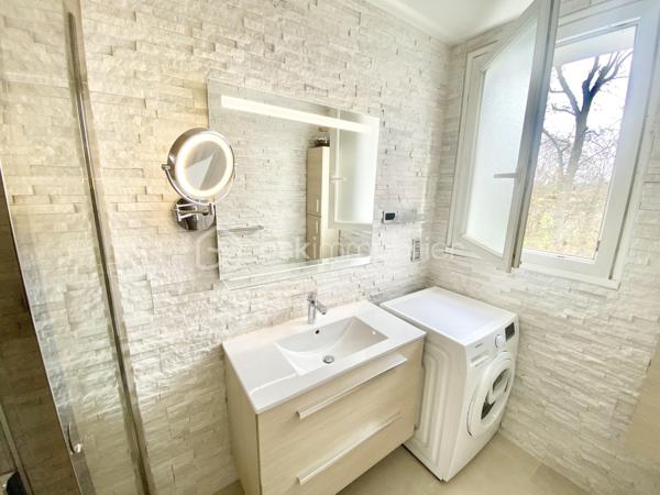 Commune de Crosne, l'appartement est situé au 3ème et dernier étage d'une résidence recherchée, au calme, vous êtes également à 5' des petits commerces et des écoles et à 10' du RER.
Vous disposez de 2 chambres, avec possibilité d'une 3ème chambre.
Cet appartement saura vous séduire par la qualité et le charme de la copropriété et par ses décorations et aménagements récents.

La copropriété a réalisé les travaux d'isolation extérieure, tout en apportant une décoration moderne dans un environnement verdoyant. 
On entre dans dans le bâtiment par une entrée sécurisée.
L'entrée de l'appartement a été aménagée avec rangement. La cuisine lumineuse et indépendante est équipée et aménagée avec goût et qualité. Le cellier indépendant complète l'ensemble.
Le grand séjour-salle à manger de 35 m² est parfaitement ensoleillé, avec l'exposition Sud et Ouest.
L'espace nuit s'organise avec 2 chambres de 13 et 9 m², une salle d'eau magnifiquement décorée, un WC indépendant, et un dressing !
Le bien est complété par une cave individuelle, 1 place de parking extérieure et des locaux collectifs pour motos et vélos. 

Tous les matériaux utilisés sont de belle qualité, assurant une isolation et un confort optimal. La décoration des sols, murs et mobiliers est également en harmonie, rehaussant le charme de chaque pièce.

Les +++ : une copropriété qualitative et c'est visible !, un ravalement avec isolation extérieure récent et clair, des espaces verts à partager sur de grandes surfaces, 1 immeuble sécurisé avec interphone, des parties communes qualitatives et bien entretenues, 1 VMC individuelle neuve, du double vitrage de qualité, un chauffage au sol très agréable, une luminosité remarquable toute la journée, le salon-salle à manger de 35 m² transformable en salon et 3ème chambre, et un DPE de classe D. 
L'accès est simple à toutes les commodités : 2' pour l'école maternelle et la crèche, 5' pour les petits commerces, et 10' en bus à destination de la gare de Villeneuve Saint Georges.

Ne tardez pas à visiter ce petit bijou ! Bien exceptionnel sur le marché !