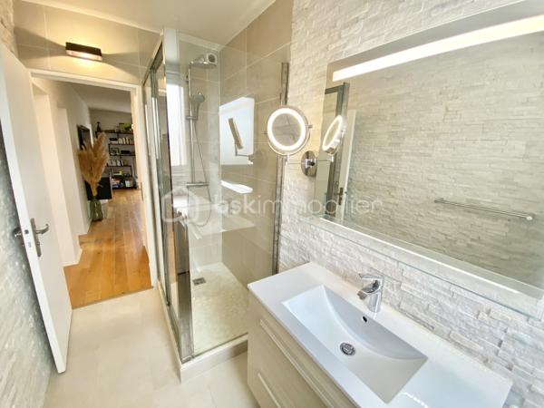 Commune de Crosne, l'appartement est situé au 3ème et dernier étage d'une résidence recherchée, au calme, vous êtes également à 5' des petits commerces et des écoles et à 10' du RER.
Vous disposez de 2 chambres, avec possibilité d'une 3ème chambre.
Cet appartement saura vous séduire par la qualité et le charme de la copropriété et par ses décorations et aménagements récents.

La copropriété a réalisé les travaux d'isolation extérieure, tout en apportant une décoration moderne dans un environnement verdoyant. 
On entre dans dans le bâtiment par une entrée sécurisée.
L'entrée de l'appartement a été aménagée avec rangement. La cuisine lumineuse et indépendante est équipée et aménagée avec goût et qualité. Le cellier indépendant complète l'ensemble.
Le grand séjour-salle à manger de 35 m² est parfaitement ensoleillé, avec l'exposition Sud et Ouest.
L'espace nuit s'organise avec 2 chambres de 13 et 9 m², une salle d'eau magnifiquement décorée, un WC indépendant, et un dressing !
Le bien est complété par une cave individuelle, 1 place de parking extérieure et des locaux collectifs pour motos et vélos. 

Tous les matériaux utilisés sont de belle qualité, assurant une isolation et un confort optimal. La décoration des sols, murs et mobiliers est également en harmonie, rehaussant le charme de chaque pièce.

Les +++ : une copropriété qualitative et c'est visible !, un ravalement avec isolation extérieure récent et clair, des espaces verts à partager sur de grandes surfaces, 1 immeuble sécurisé avec interphone, des parties communes qualitatives et bien entretenues, 1 VMC individuelle neuve, du double vitrage de qualité, un chauffage au sol très agréable, une luminosité remarquable toute la journée, le salon-salle à manger de 35 m² transformable en salon et 3ème chambre, et un DPE de classe D. 
L'accès est simple à toutes les commodités : 2' pour l'école maternelle et la crèche, 5' pour les petits commerces, et 10' en bus à destination de la gare de Villeneuve Saint Georges.

Ne tardez pas à visiter ce petit bijou ! Bien exceptionnel sur le marché !
