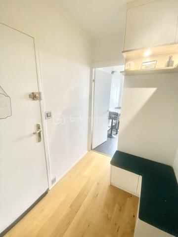 Commune de Crosne, l'appartement est situé au 3ème et dernier étage d'une résidence recherchée, au calme, vous êtes également à 5' des petits commerces et des écoles et à 10' du RER.
Vous disposez de 2 chambres, avec possibilité d'une 3ème chambre.
Cet appartement saura vous séduire par la qualité et le charme de la copropriété et par ses décorations et aménagements récents.

La copropriété a réalisé les travaux d'isolation extérieure, tout en apportant une décoration moderne dans un environnement verdoyant. 
On entre dans dans le bâtiment par une entrée sécurisée.
L'entrée de l'appartement a été aménagée avec rangement. La cuisine lumineuse et indépendante est équipée et aménagée avec goût et qualité. Le cellier indépendant complète l'ensemble.
Le grand séjour-salle à manger de 35 m² est parfaitement ensoleillé, avec l'exposition Sud et Ouest.
L'espace nuit s'organise avec 2 chambres de 13 et 9 m², une salle d'eau magnifiquement décorée, un WC indépendant, et un dressing !
Le bien est complété par une cave individuelle, 1 place de parking extérieure et des locaux collectifs pour motos et vélos. 

Tous les matériaux utilisés sont de belle qualité, assurant une isolation et un confort optimal. La décoration des sols, murs et mobiliers est également en harmonie, rehaussant le charme de chaque pièce.

Les +++ : une copropriété qualitative et c'est visible !, un ravalement avec isolation extérieure récent et clair, des espaces verts à partager sur de grandes surfaces, 1 immeuble sécurisé avec interphone, des parties communes qualitatives et bien entretenues, 1 VMC individuelle neuve, du double vitrage de qualité, un chauffage au sol très agréable, une luminosité remarquable toute la journée, le salon-salle à manger de 35 m² transformable en salon et 3ème chambre, et un DPE de classe D. 
L'accès est simple à toutes les commodités : 2' pour l'école maternelle et la crèche, 5' pour les petits commerces, et 10' en bus à destination de la gare de Villeneuve Saint Georges.

Ne tardez pas à visiter ce petit bijou ! Bien exceptionnel sur le marché !