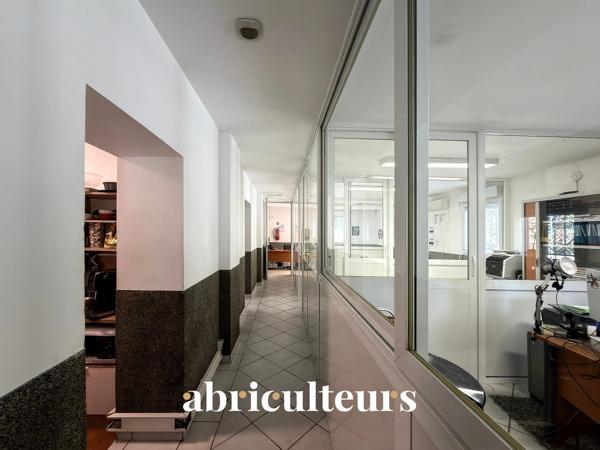 Entrepôt & Bâtiment Commercial zone d’activité dynamique près de l’A8 en vente Le Muy (83490)