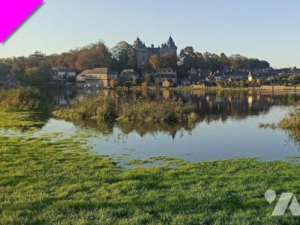 Cadre exceptionnel pour des constructions en pierres qui le sont tout autant.
Potentiel à desti...