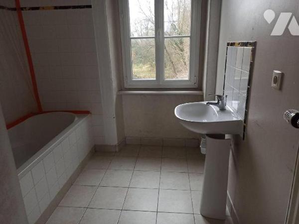 Cadre exceptionnel pour des constructions en pierres qui le sont tout autant.
Potentiel à desti...