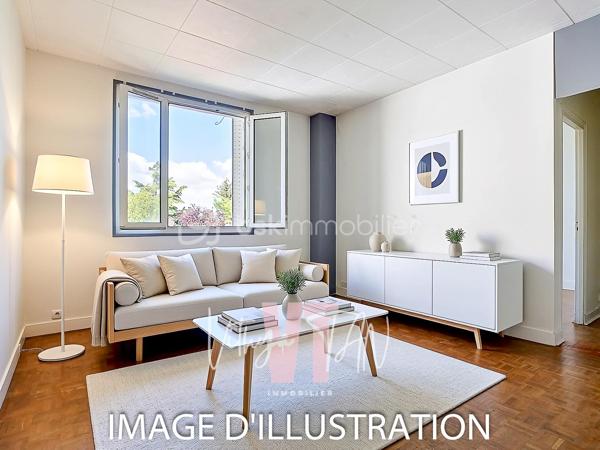 Appartement F2 avec box — Quartier LA VARENNE

Situé dans un secteur apprécié pour son côté résidentiel, cet appartement bénéficie d'une localisation stratégique au sein d'une petite copropriété à faibles charges. La proximité immédiate de la gare de Bry-sur-Marne, des bus et des accès routiers facilite tous vos déplacements quotidiens. C’est un cadre de vie PRATIQUE et CALME, idéal pour concilier vie active et sérénité.

L'intérieur propose un agencement OPTIMISÉ et FONCTIONNEL sans aucune perte de place. L'entrée distribue efficacement une chambre, une salle d’eau et des WC séparés. Le salon avec cuisine ouverte crée une pièce de vie principale lumineuse et conviviale.

Ce bien garantit un investissement serein grâce à dépenses de copropriété maîtrisées. La présence rare d'un box privatif sécurisé apporte une réelle tranquillité d'esprit pour le stationnement ou le stockage. C'est une opportunité clé en main, parfaite pour un premier achat ou un placement locatif pérenne.

À vos agendas, pour une visite !