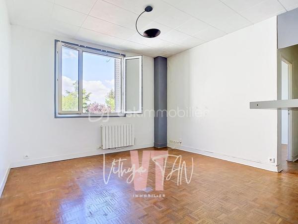 Appartement F2 avec box — Quartier LA VARENNE

Situé dans un secteur apprécié pour son côté résidentiel, cet appartement bénéficie d'une localisation stratégique au sein d'une petite copropriété à faibles charges. La proximité immédiate de la gare de Bry-sur-Marne, des bus et des accès routiers facilite tous vos déplacements quotidiens. C’est un cadre de vie PRATIQUE et CALME, idéal pour concilier vie active et sérénité.

L'intérieur propose un agencement OPTIMISÉ et FONCTIONNEL sans aucune perte de place. L'entrée distribue efficacement une chambre, une salle d’eau et des WC séparés. Le salon avec cuisine ouverte crée une pièce de vie principale lumineuse et conviviale.

Ce bien garantit un investissement serein grâce à dépenses de copropriété maîtrisées. La présence rare d'un box privatif sécurisé apporte une réelle tranquillité d'esprit pour le stationnement ou le stockage. C'est une opportunité clé en main, parfaite pour un premier achat ou un placement locatif pérenne.

À vos agendas, pour une visite !