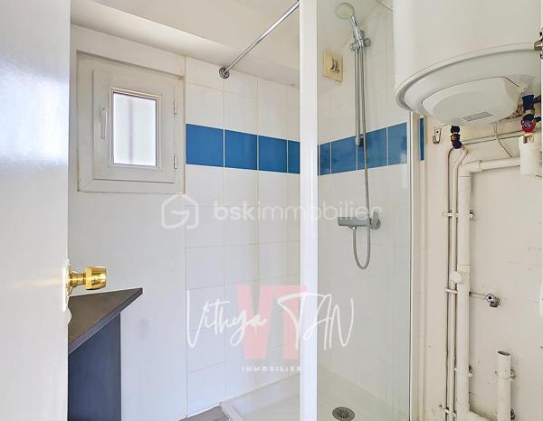 Appartement F2 avec box — Quartier LA VARENNE

Situé dans un secteur apprécié pour son côté résidentiel, cet appartement bénéficie d'une localisation stratégique au sein d'une petite copropriété à faibles charges. La proximité immédiate de la gare de Bry-sur-Marne, des bus et des accès routiers facilite tous vos déplacements quotidiens. C’est un cadre de vie PRATIQUE et CALME, idéal pour concilier vie active et sérénité.

L'intérieur propose un agencement OPTIMISÉ et FONCTIONNEL sans aucune perte de place. L'entrée distribue efficacement une chambre, une salle d’eau et des WC séparés. Le salon avec cuisine ouverte crée une pièce de vie principale lumineuse et conviviale.

Ce bien garantit un investissement serein grâce à dépenses de copropriété maîtrisées. La présence rare d'un box privatif sécurisé apporte une réelle tranquillité d'esprit pour le stationnement ou le stockage. C'est une opportunité clé en main, parfaite pour un premier achat ou un placement locatif pérenne.

À vos agendas, pour une visite !