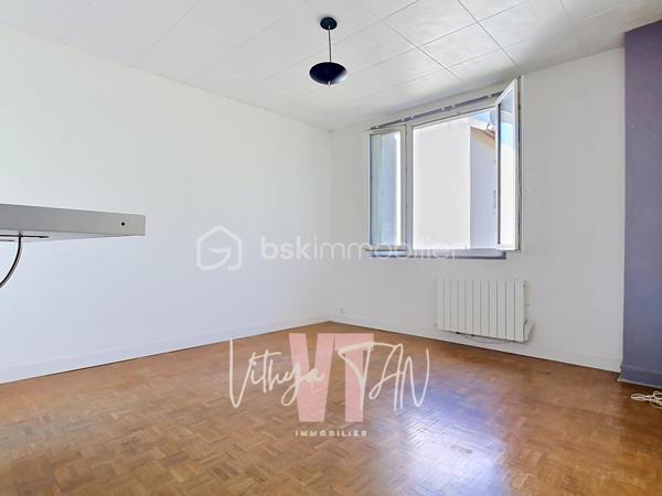 Appartement F2 avec box — Quartier LA VARENNE

Situé dans un secteur apprécié pour son côté résidentiel, cet appartement bénéficie d'une localisation stratégique au sein d'une petite copropriété à faibles charges. La proximité immédiate de la gare de Bry-sur-Marne, des bus et des accès routiers facilite tous vos déplacements quotidiens. C’est un cadre de vie PRATIQUE et CALME, idéal pour concilier vie active et sérénité.

L'intérieur propose un agencement OPTIMISÉ et FONCTIONNEL sans aucune perte de place. L'entrée distribue efficacement une chambre, une salle d’eau et des WC séparés. Le salon avec cuisine ouverte crée une pièce de vie principale lumineuse et conviviale.

Ce bien garantit un investissement serein grâce à dépenses de copropriété maîtrisées. La présence rare d'un box privatif sécurisé apporte une réelle tranquillité d'esprit pour le stationnement ou le stockage. C'est une opportunité clé en main, parfaite pour un premier achat ou un placement locatif pérenne.

À vos agendas, pour une visite !
