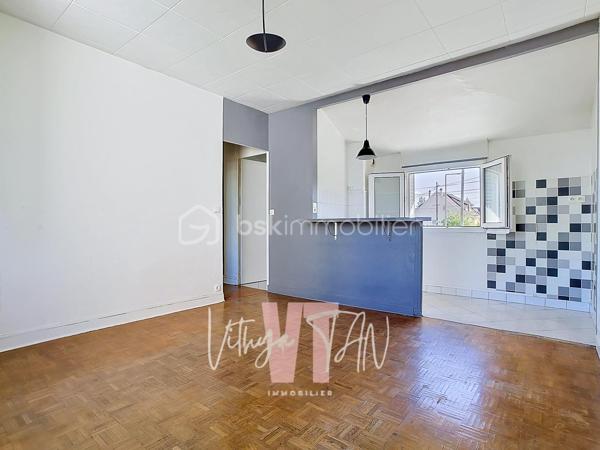 Appartement F2 avec box — Quartier LA VARENNE

Situé dans un secteur apprécié pour son côté résidentiel, cet appartement bénéficie d'une localisation stratégique au sein d'une petite copropriété à faibles charges. La proximité immédiate de la gare de Bry-sur-Marne, des bus et des accès routiers facilite tous vos déplacements quotidiens. C’est un cadre de vie PRATIQUE et CALME, idéal pour concilier vie active et sérénité.

L'intérieur propose un agencement OPTIMISÉ et FONCTIONNEL sans aucune perte de place. L'entrée distribue efficacement une chambre, une salle d’eau et des WC séparés. Le salon avec cuisine ouverte crée une pièce de vie principale lumineuse et conviviale.

Ce bien garantit un investissement serein grâce à dépenses de copropriété maîtrisées. La présence rare d'un box privatif sécurisé apporte une réelle tranquillité d'esprit pour le stationnement ou le stockage. C'est une opportunité clé en main, parfaite pour un premier achat ou un placement locatif pérenne.

À vos agendas, pour une visite !