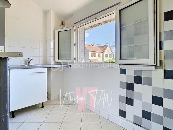 Appartement F2 avec box — Quartier LA VARENNE

Situé dans un secteur apprécié pour son côté résidentiel, cet appartement bénéficie d'une localisation stratégique au sein d'une petite copropriété à faibles charges. La proximité immédiate de la gare de Bry-sur-Marne, des bus et des accès routiers facilite tous vos déplacements quotidiens. C’est un cadre de vie PRATIQUE et CALME, idéal pour concilier vie active et sérénité.

L'intérieur propose un agencement OPTIMISÉ et FONCTIONNEL sans aucune perte de place. L'entrée distribue efficacement une chambre, une salle d’eau et des WC séparés. Le salon avec cuisine ouverte crée une pièce de vie principale lumineuse et conviviale.

Ce bien garantit un investissement serein grâce à dépenses de copropriété maîtrisées. La présence rare d'un box privatif sécurisé apporte une réelle tranquillité d'esprit pour le stationnement ou le stockage. C'est une opportunité clé en main, parfaite pour un premier achat ou un placement locatif pérenne.

À vos agendas, pour une visite !