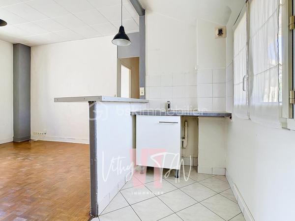 Appartement F2 avec box — Quartier LA VARENNE

Situé dans un secteur apprécié pour son côté résidentiel, cet appartement bénéficie d'une localisation stratégique au sein d'une petite copropriété à faibles charges. La proximité immédiate de la gare de Bry-sur-Marne, des bus et des accès routiers facilite tous vos déplacements quotidiens. C’est un cadre de vie PRATIQUE et CALME, idéal pour concilier vie active et sérénité.

L'intérieur propose un agencement OPTIMISÉ et FONCTIONNEL sans aucune perte de place. L'entrée distribue efficacement une chambre, une salle d’eau et des WC séparés. Le salon avec cuisine ouverte crée une pièce de vie principale lumineuse et conviviale.

Ce bien garantit un investissement serein grâce à dépenses de copropriété maîtrisées. La présence rare d'un box privatif sécurisé apporte une réelle tranquillité d'esprit pour le stationnement ou le stockage. C'est une opportunité clé en main, parfaite pour un premier achat ou un placement locatif pérenne.

À vos agendas, pour une visite !