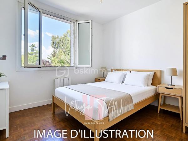Appartement F2 avec box — Quartier LA VARENNE

Situé dans un secteur apprécié pour son côté résidentiel, cet appartement bénéficie d'une localisation stratégique au sein d'une petite copropriété à faibles charges. La proximité immédiate de la gare de Bry-sur-Marne, des bus et des accès routiers facilite tous vos déplacements quotidiens. C’est un cadre de vie PRATIQUE et CALME, idéal pour concilier vie active et sérénité.

L'intérieur propose un agencement OPTIMISÉ et FONCTIONNEL sans aucune perte de place. L'entrée distribue efficacement une chambre, une salle d’eau et des WC séparés. Le salon avec cuisine ouverte crée une pièce de vie principale lumineuse et conviviale.

Ce bien garantit un investissement serein grâce à dépenses de copropriété maîtrisées. La présence rare d'un box privatif sécurisé apporte une réelle tranquillité d'esprit pour le stationnement ou le stockage. C'est une opportunité clé en main, parfaite pour un premier achat ou un placement locatif pérenne.

À vos agendas, pour une visite !