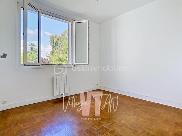Appartement F2 avec box — Quartier LA VARENNE

Situé dans un secteur apprécié pour son côté résidentiel, cet appartement bénéficie d'une localisation stratégique au sein d'une petite copropriété à faibles charges. La proximité immédiate de la gare de Bry-sur-Marne, des bus et des accès routiers facilite tous vos déplacements quotidiens. C’est un cadre de vie PRATIQUE et CALME, idéal pour concilier vie active et sérénité.

L'intérieur propose un agencement OPTIMISÉ et FONCTIONNEL sans aucune perte de place. L'entrée distribue efficacement une chambre, une salle d’eau et des WC séparés. Le salon avec cuisine ouverte crée une pièce de vie principale lumineuse et conviviale.

Ce bien garantit un investissement serein grâce à dépenses de copropriété maîtrisées. La présence rare d'un box privatif sécurisé apporte une réelle tranquillité d'esprit pour le stationnement ou le stockage. C'est une opportunité clé en main, parfaite pour un premier achat ou un placement locatif pérenne.

À vos agendas, pour une visite !