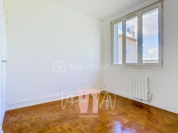 Appartement F2 avec box — Quartier LA VARENNE

Situé dans un secteur apprécié pour son côté résidentiel, cet appartement bénéficie d'une localisation stratégique au sein d'une petite copropriété à faibles charges. La proximité immédiate de la gare de Bry-sur-Marne, des bus et des accès routiers facilite tous vos déplacements quotidiens. C’est un cadre de vie PRATIQUE et CALME, idéal pour concilier vie active et sérénité.

L'intérieur propose un agencement OPTIMISÉ et FONCTIONNEL sans aucune perte de place. L'entrée distribue efficacement une chambre, une salle d’eau et des WC séparés. Le salon avec cuisine ouverte crée une pièce de vie principale lumineuse et conviviale.

Ce bien garantit un investissement serein grâce à dépenses de copropriété maîtrisées. La présence rare d'un box privatif sécurisé apporte une réelle tranquillité d'esprit pour le stationnement ou le stockage. C'est une opportunité clé en main, parfaite pour un premier achat ou un placement locatif pérenne.

À vos agendas, pour une visite !