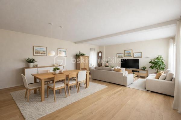 Idéalement située en plein cœur de Plonéour-Lanvern, cette maison d’environ 120 m² offre de beaux volumes et un fort potentiel d’aménagement, aussi bien pour une résidence principale que pour un projet locatif ou professionnel.

Au rez-de-chaussée, vous découvrirez :
une belle entrée,
des WC indépendants,
une cuisine séparée,
une buanderie,
ainsi qu’un grand séjour lumineux, agréable pour la vie quotidienne.

À l’étage, la maison propose :
trois chambres,
une suite parentale avec dressing et salle d’eau complète comprenant baignoire, douche et WC, un véritable atout rare sur le secteur,
une seconde salle d’eau indépendante avec WC.

Un grand espace cave vient compléter l’ensemble, idéal pour le stockage.

Cette maison conviendra parfaitement :
à une famille recherchant de beaux espaces intérieurs,
à des acquéreurs souhaitant limiter l’entretien extérieur,
à un investisseur recherchant un bien adapté à la location ou à la colocation,
ou encore à une activité professionnelle, des bureaux ou un projet mixte habitation / profession libérale (sous réserve des autorisations nécessaires).

Des travaux de rafraîchissement permettront de moderniser l’ensemble et de révéler tout le potentiel du bien.

Son emplacement en hyper centre constitue un véritable avantage avec les commerces, écoles et services accessibles rapidement.
Opportunité à découvrir rapidement !