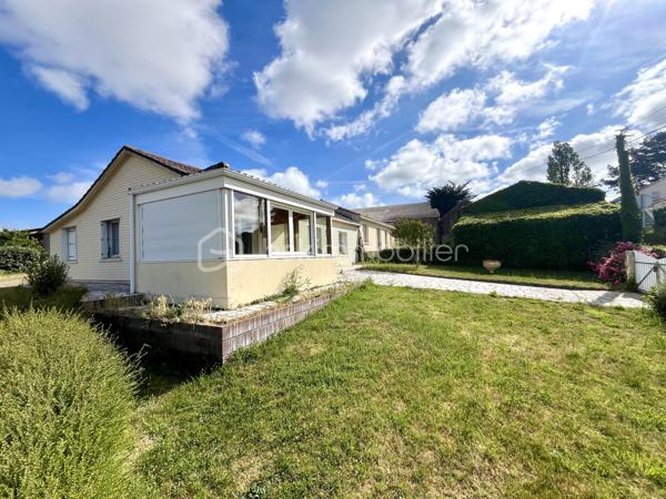 Maison de plain-pied d'environ 89 m² habitables, située dans le secteur calme de La Tarbardière. Elle est implantée sur une belle parcelle d'environ 800 m² offrant de nombreuses possibilités. L’intérieur dispose d’un salon avec une véranda attenante exposée Sud-Est, d’une salle à manger avec sa cuisine ouverte. Le coin nuit comprend deux chambres, une salle d'eau, un WC et une buanderie. 
Charme de l'ancien avec des travaux à prévoir, notamment la réfection complète de l'électricité. Un beau projet de rénovation idéal pour les bricoleurs ou pour créer votre cocon sur-mesure !