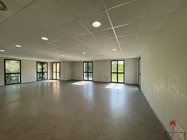BUREAUX - LOCAL PROFESSIONNEL - LA CHAPELLE EN SERVAL