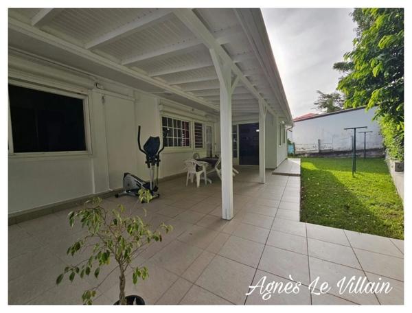Maison Familiale de Plain-Pied avec Garage